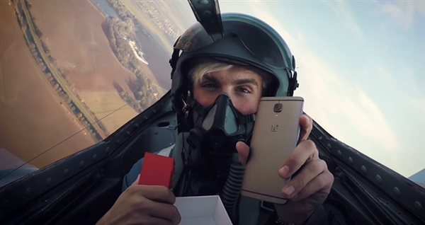 厉害了word一加3T！在高速飞行的战斗机内开箱