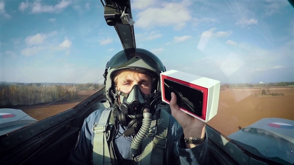 厉害了word一加3T！在高速飞行的战斗机内开箱