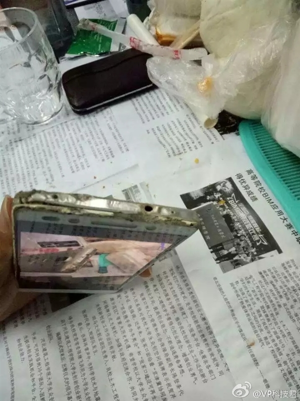 我伙呆！华为手机摔成这样还能用？